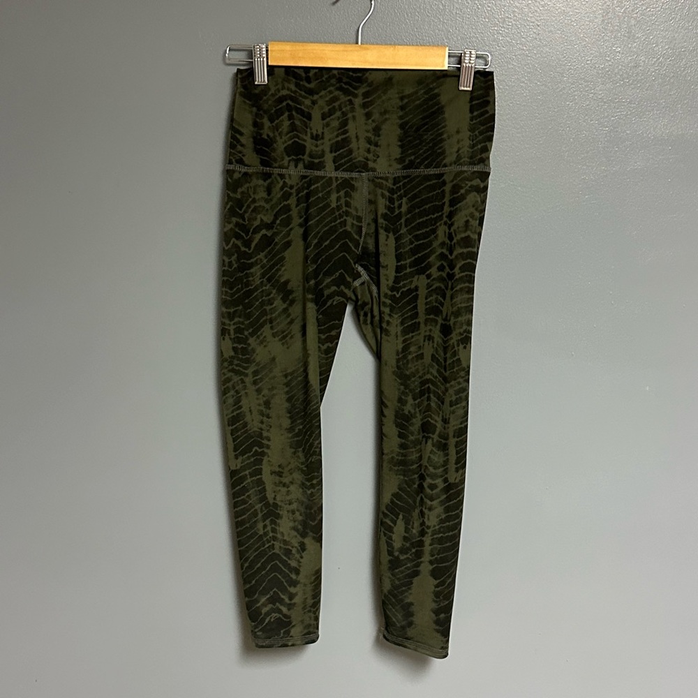 Evolution and Creation camo tie dyed green black leggings yoga pants medium